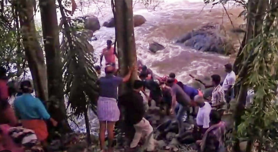 மலப்புரத்தில் திடீர் காட்டாற்று வெள்ளம்: 5 பேர் உயிரிழப்பு! ஒருவர் மாயம், தீவிரமாகும் மீட்புப் பணி